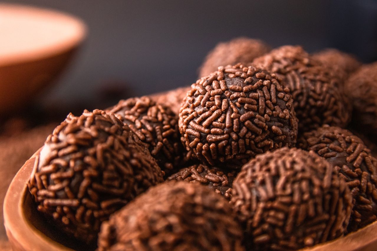 Chocolate Easter Egg filled with brigadeiro (brigadier)