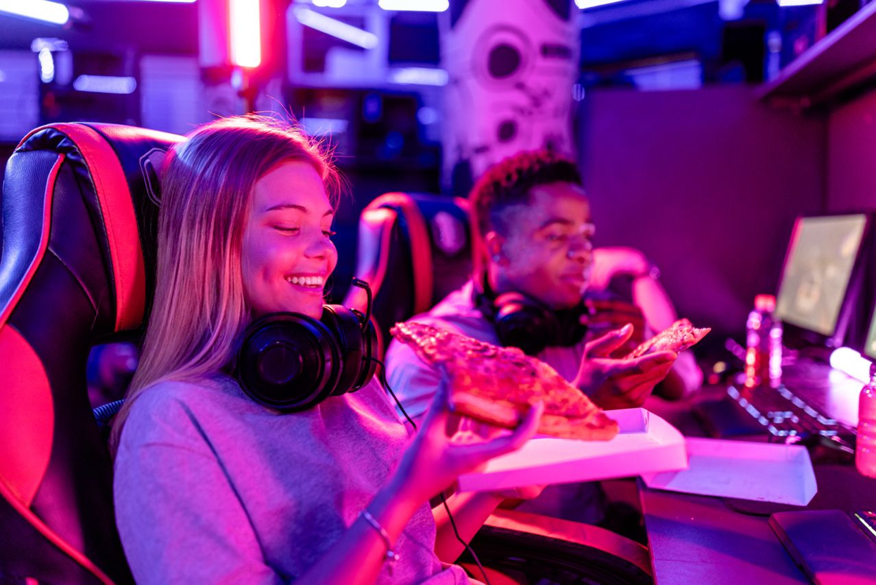 Gamers' shared lunch amid virtual reality